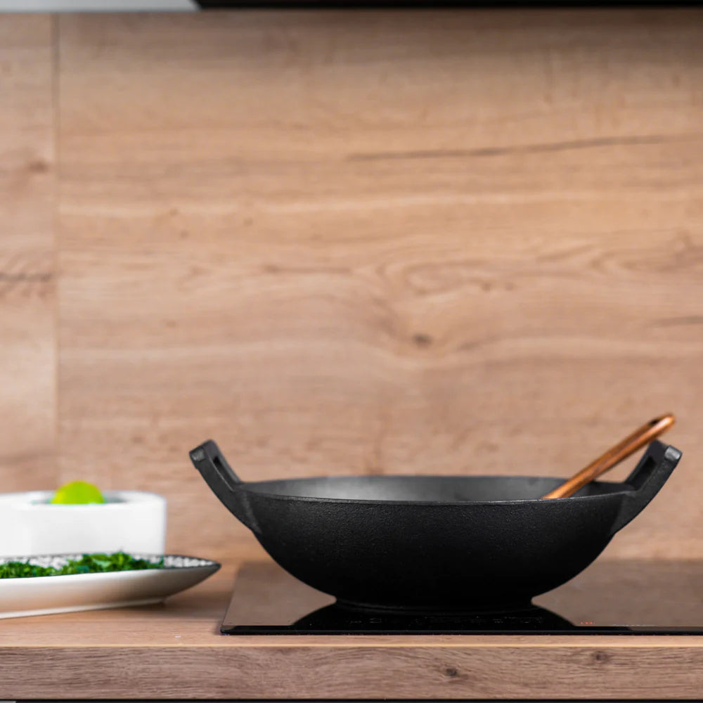 cast-iron-wok-with-lid