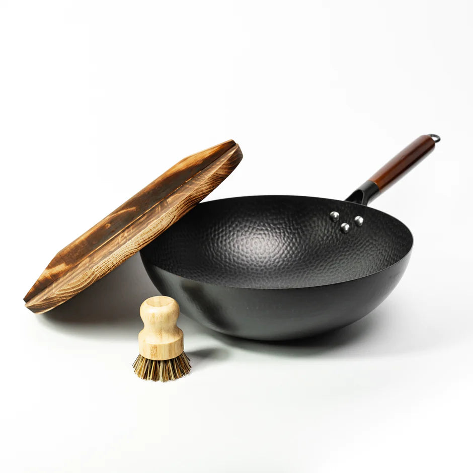 Black Edition wok set with Shirane carbon steel wok, cleaning brush and recipe books
