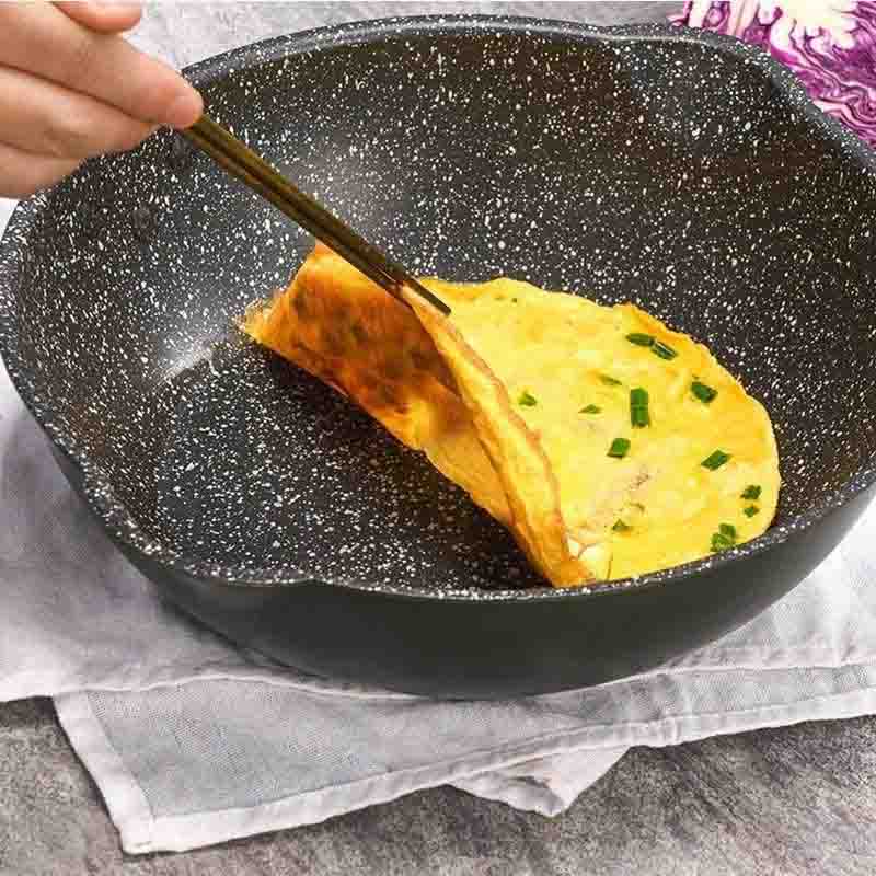 Aso granite wok with glass lid and wooden handle on induction cooktop