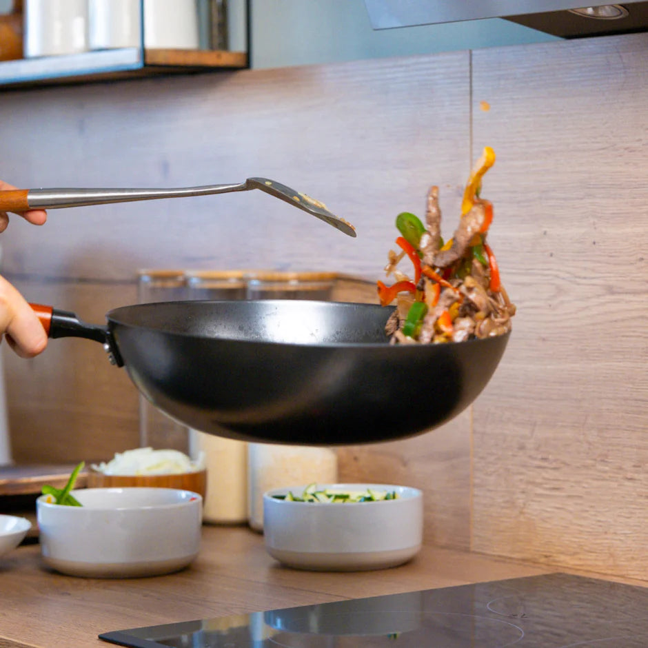 Oniri Edition wok set with wok, cleaning brush and recipe books