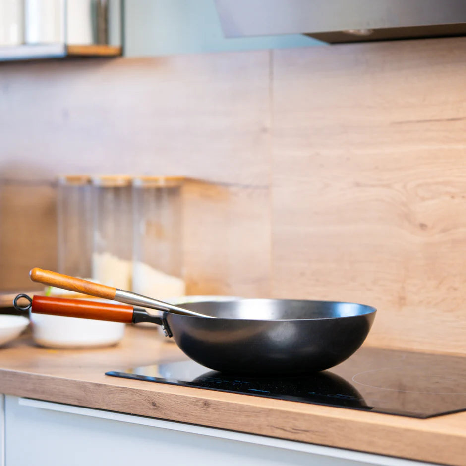 Oniri Edition wok set with wok, cleaning brush and recipe books