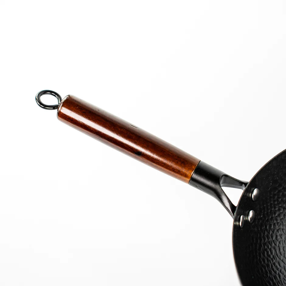 Black Edition wok set with Shirane carbon steel wok, cleaning brush and recipe books