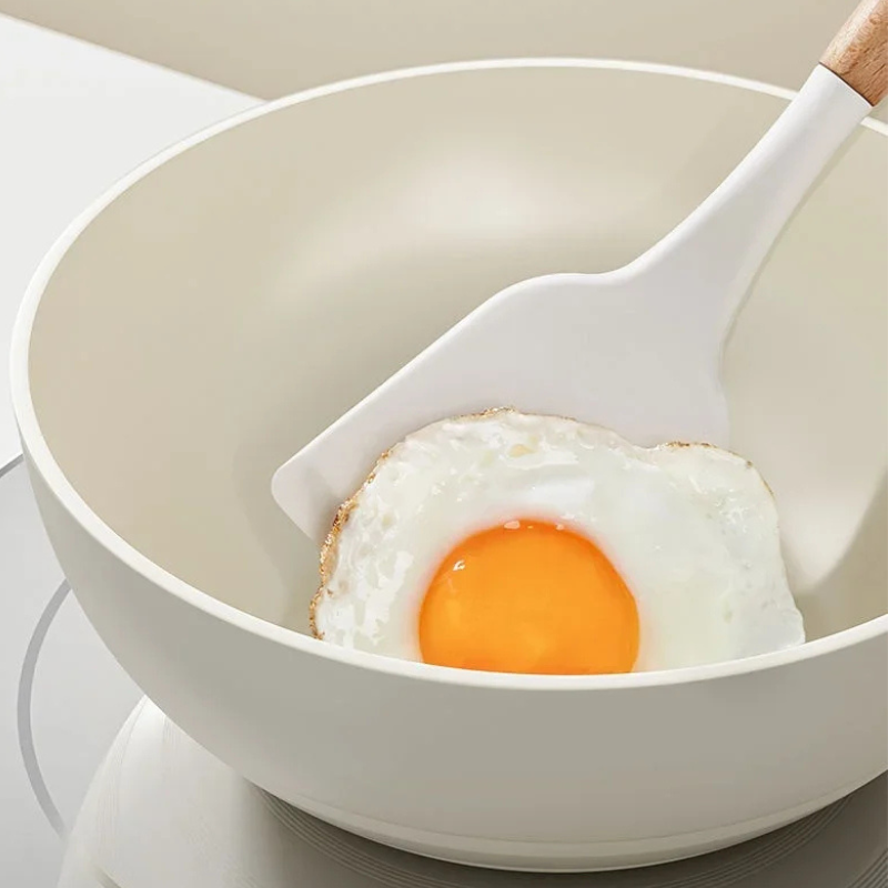 Ceramic-coated wok