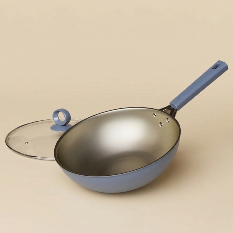 Wok with lid