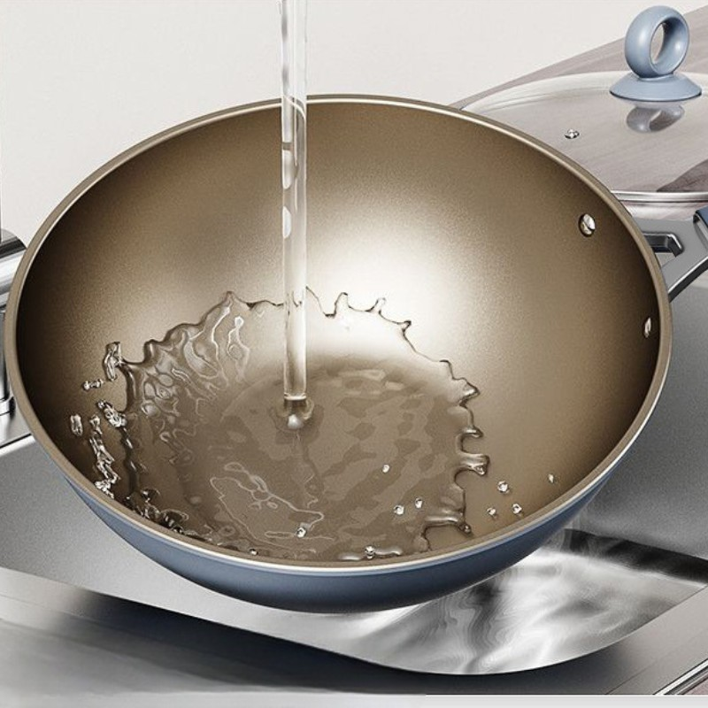 Wok with lid