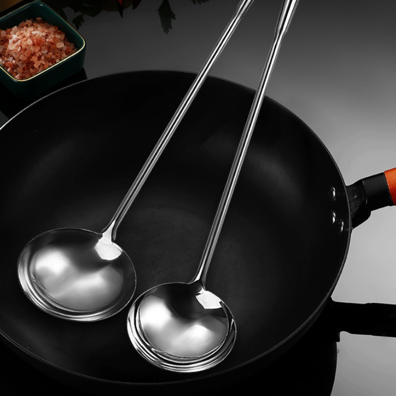 Long-handled wok ladle