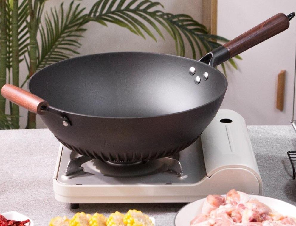 Wok Manche en Bois sur Gaz