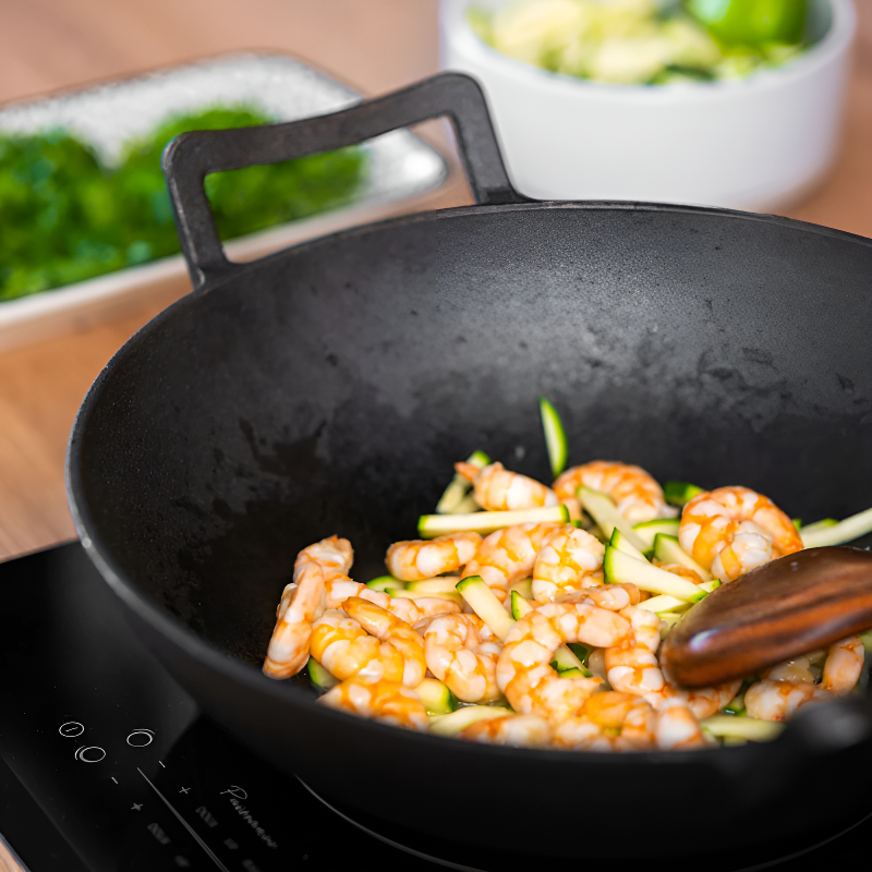 Tekari handleless cast iron wok with wooden lid for induction cooking