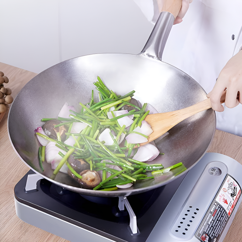 Benkoa round-bottom wrought iron wok with wooden handle and glass lid for gas hob
