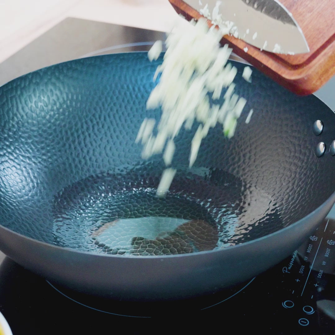 Miguri Edition wok set with wok, lid, cleaning brush and recipe books