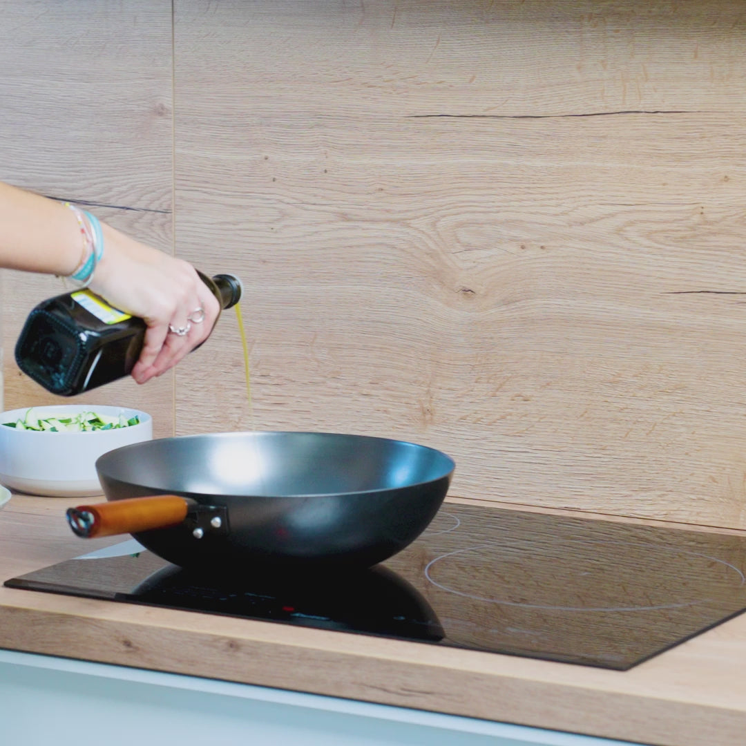 Oniri Edition wok set with wok, cleaning brush and recipe books